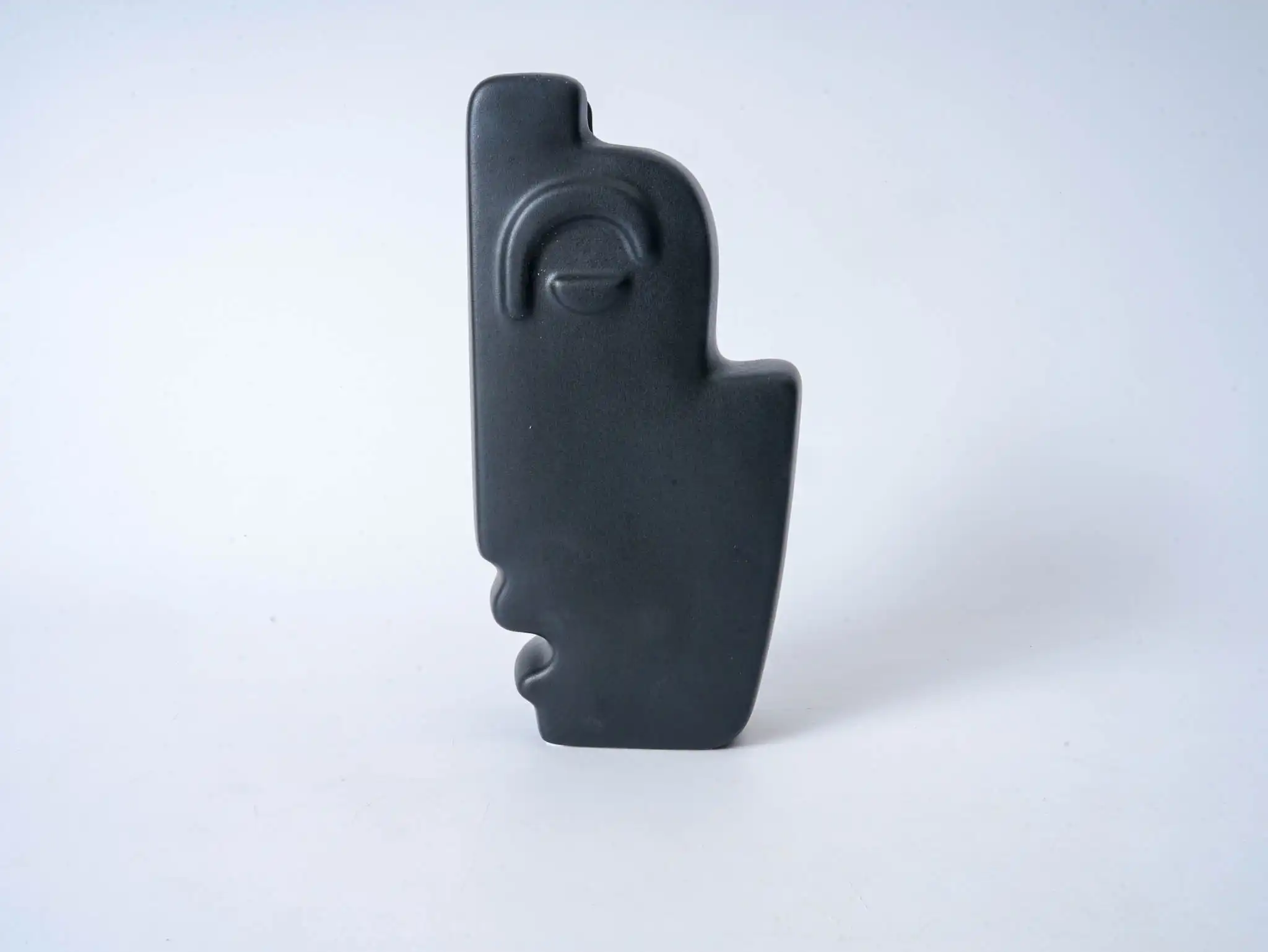 Minimalist Face Vase hinker Matte Polar Night Black
