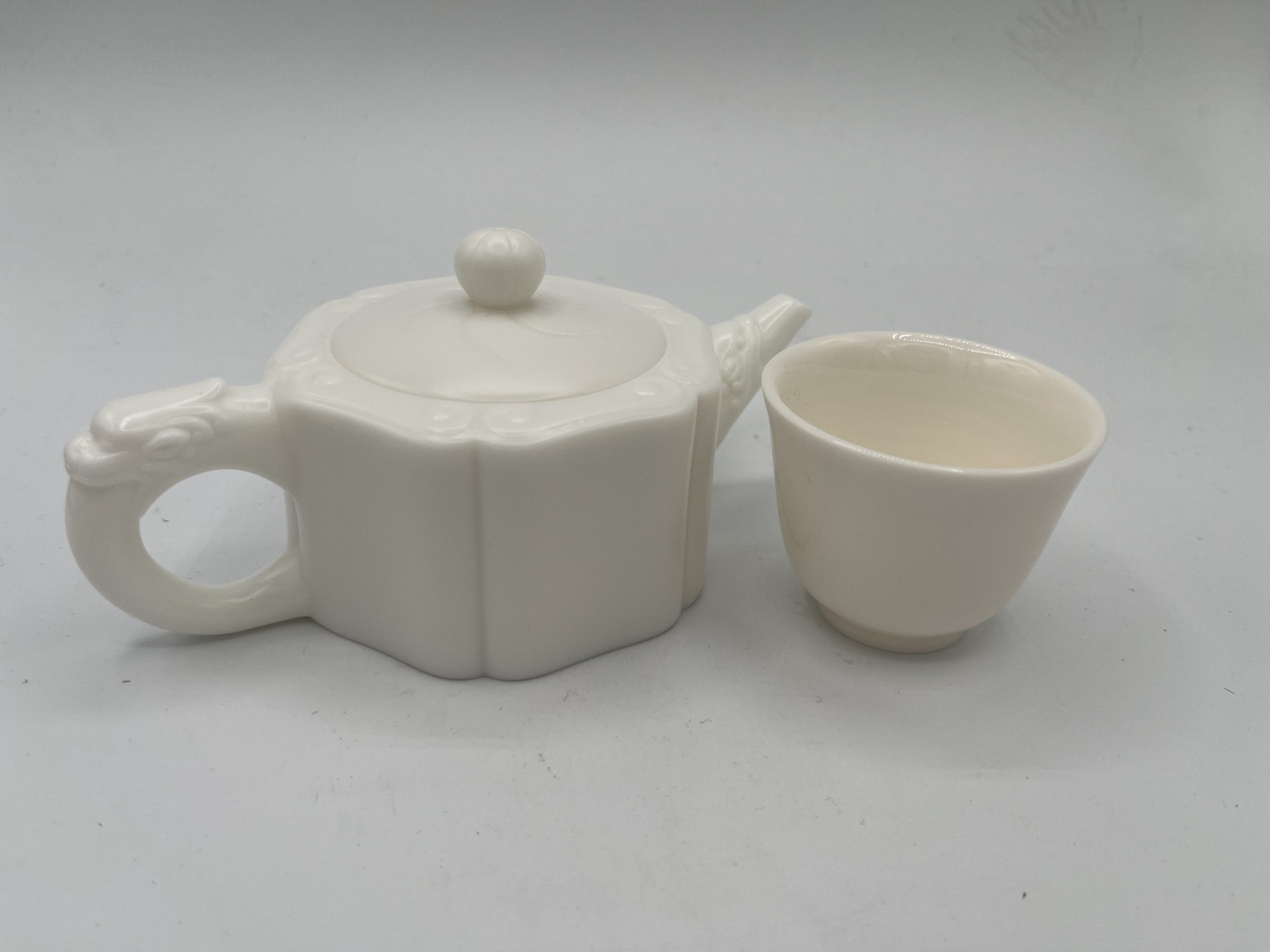 White Porcelain Dragon Head Ruyi Teapot with Horseshoe Cup Set